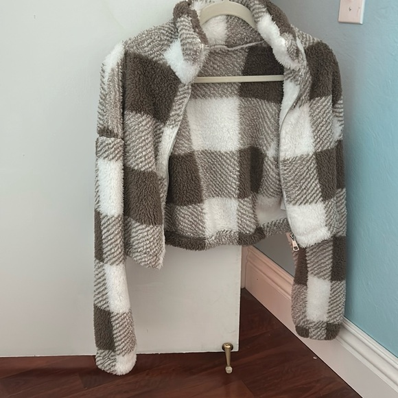 Cropped furry zip up - Picture 1 of 2
